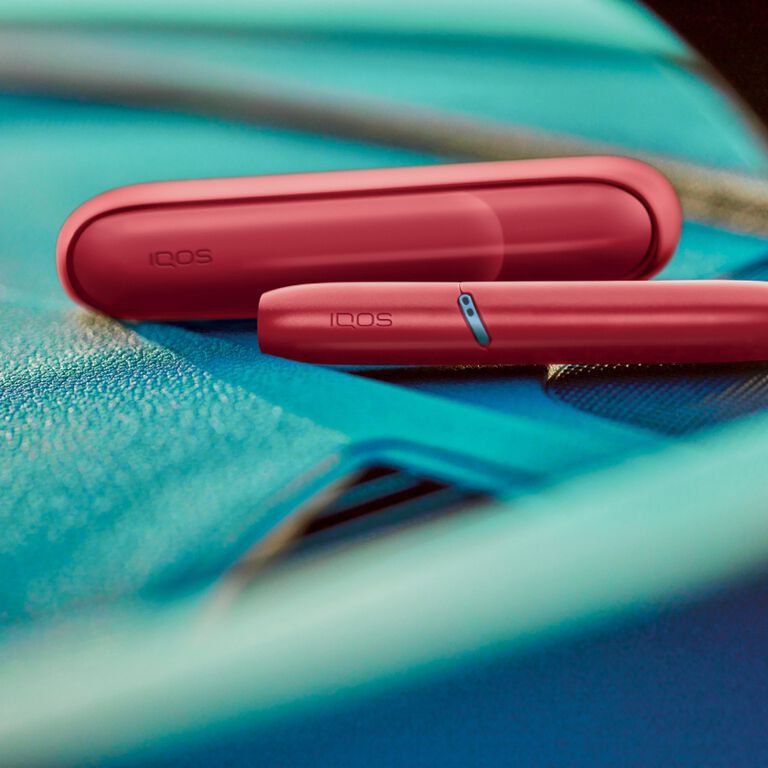 أنبوب تسخين وشاحن جيب جهاز IQOS Originals Duo باللون الأحمر.